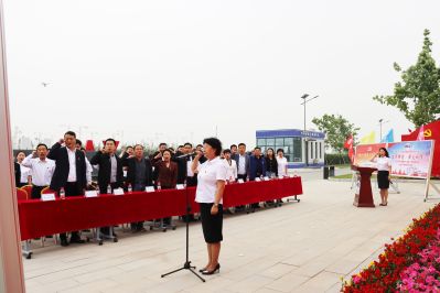 3.悟思想——中國二十二冶集團(tuán)雄安公司黨委書記、紀(jì)委書記、代理工會(huì)主席胡明琦帶領(lǐng)全體黨員重溫入黨誓詞 3.悟思想——中國二十二冶集團(tuán)雄安公司黨委書記、紀(jì)委書記、代理工會(huì)主席胡明琦帶領(lǐng)全體黨員重溫入黨誓詞